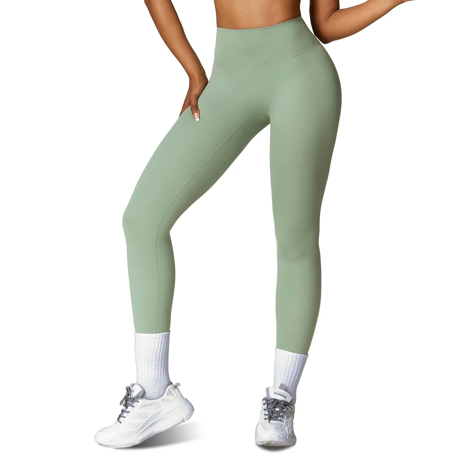 Femme portant des leggings de yoga taille haute vert sauge avec contrôle du ventre